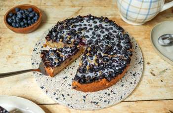 Veganer Grießkuchen mit Blaubeeren